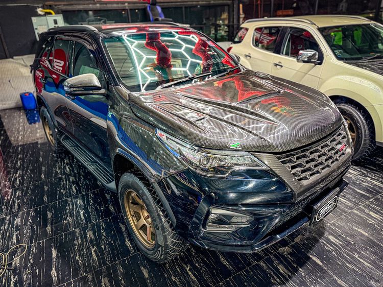 รถ Toyota Fortuner 2.4 Leader V 4WD สี ขาว