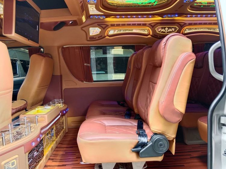 รถ Toyota Commuter 3.0 สี เทา