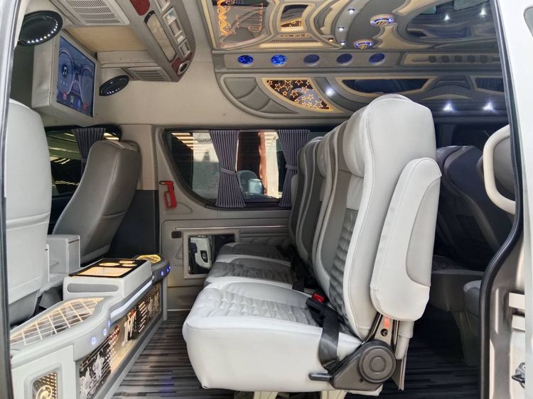 รถ Toyota Commuter 3.0 สี เทา