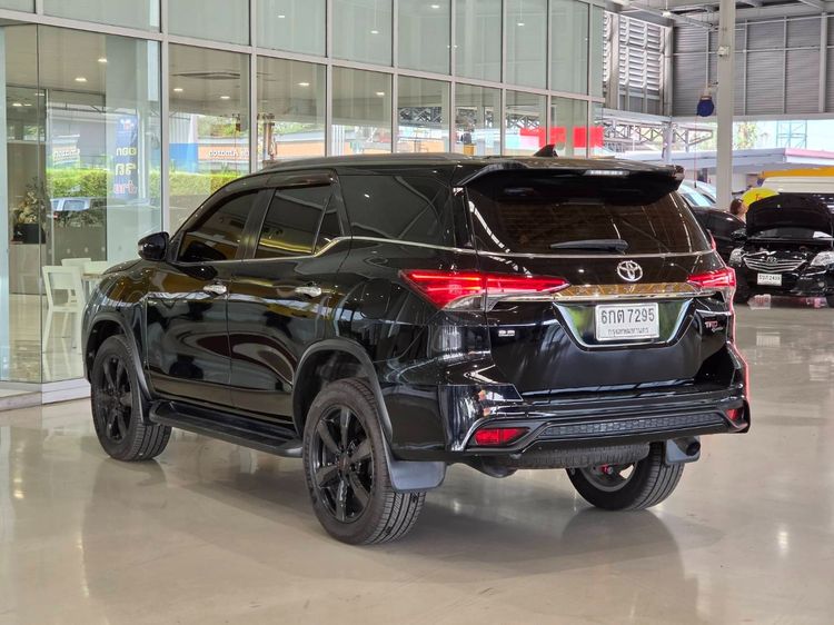 Toyota Fortuner 2017 2.8 V TRD Sportivo Utility-car ดีเซล ไม่ติดแก๊ส เกียร์อัตโนมัติ ดำ รูปที่ 4