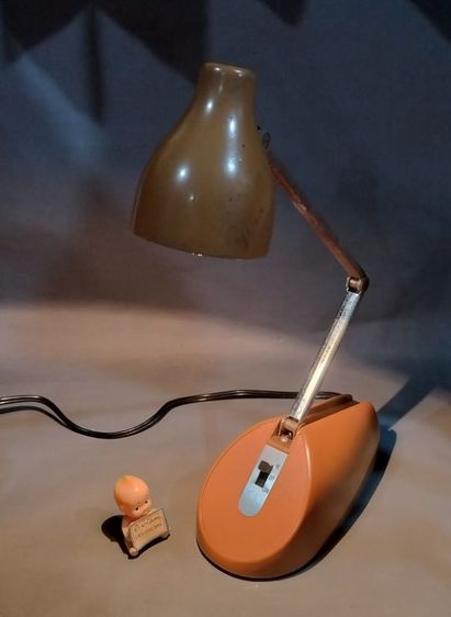 โคมไฟตั้งโต๊ะพับได้โลหะสีน้ำตาลสไตล์วินเทจ MCM ยุค 1960 ผลิตโดย Hamilton Industries Chicago รูปที่ 14