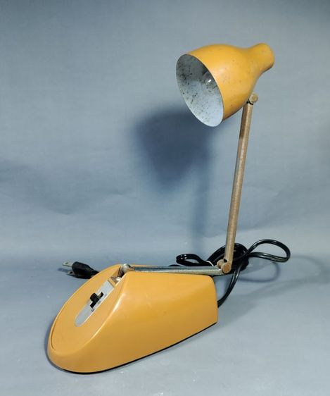 โคมไฟตั้งโต๊ะพับได้โลหะสีน้ำตาลสไตล์วินเทจ MCM ยุค 1960 ผลิตโดย Hamilton Industries Chicago รูปที่ 5