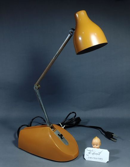 โคมไฟตั้งโต๊ะพับได้โลหะสีน้ำตาลสไตล์วินเทจ MCM ยุค 1960 ผลิตโดย Hamilton Industries Chicago