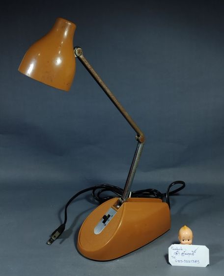 โคมไฟตั้งโต๊ะพับได้โลหะสีน้ำตาลสไตล์วินเทจ MCM ยุค 1960 ผลิตโดย Hamilton Industries Chicago รูปที่ 2