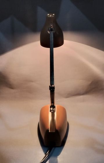 โคมไฟตั้งโต๊ะพับได้โลหะสีน้ำตาลสไตล์วินเทจ MCM ยุค 1960 ผลิตโดย Hamilton Industries Chicago รูปที่ 15