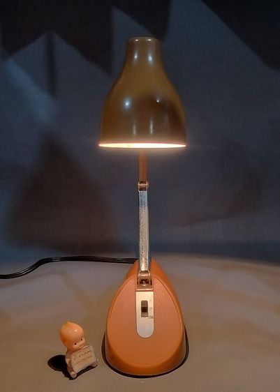 โคมไฟตั้งโต๊ะพับได้โลหะสีน้ำตาลสไตล์วินเทจ MCM ยุค 1960 ผลิตโดย Hamilton Industries Chicago รูปที่ 12