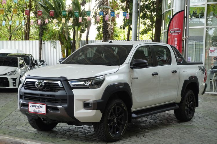 รถ Toyota Hilux Revo Double Cab Prerunner 2x4 2.4 Rocco สี ขาว