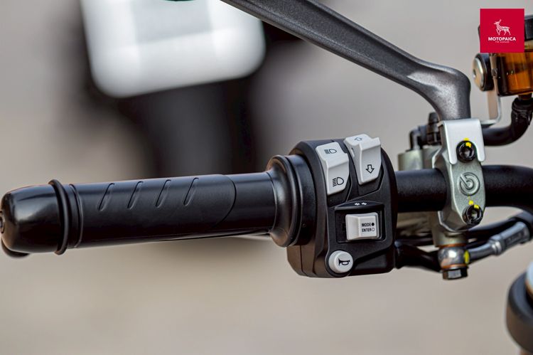 Ducati Monster937 ปี2023 มือเดียว วิ่งมาแค่ 58Km. สภาพป้ายแดง รูปที่ 12