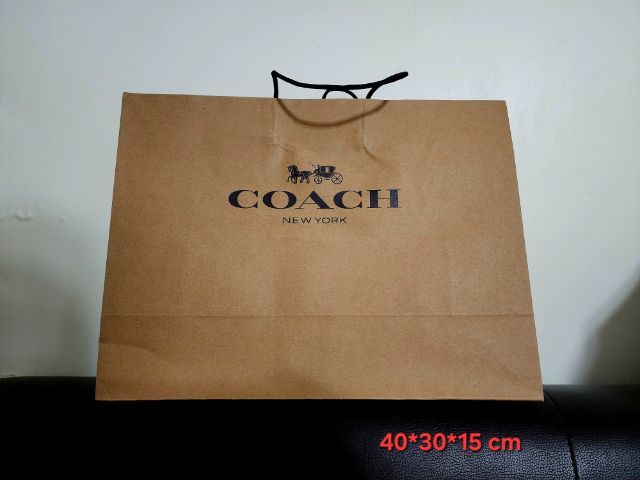 COACH ถุงกระดาษแบรนด์ COACH สีน้ำตาล มีหูหิ้วเชือกสีดำ ขนาด 40×30×15 ซม.ถุงกระดาษแบรนด์ COACH สีน้ำตาล มีหูหิ้วเชือกสีดำ ขนาด 40×30×15 ซม.