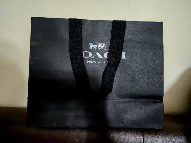 COACH ถุงกระดาษแบรนด์ Coach รุ่น New York สีดำ ขนาด 40x33x16.5 ซม. รูปที่ 2