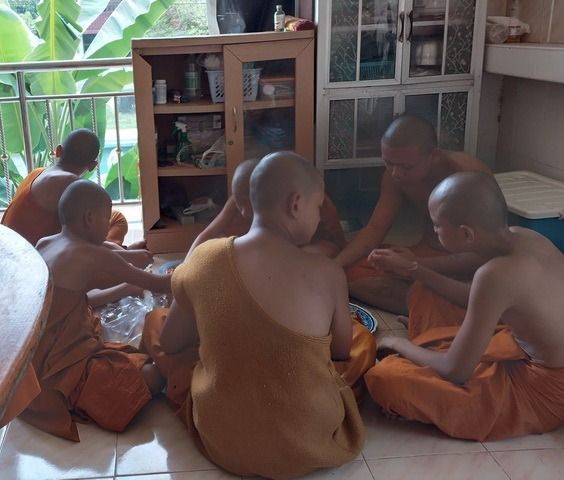 เหรียญหลวงปู่แหวนเนื้อเงินกับทองแดง รูปที่ 3