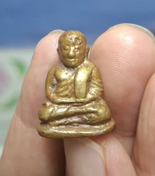 รูแหล่อหลวงพ่อเงินพิมพ์นิยมเนื้อเก่าครับ