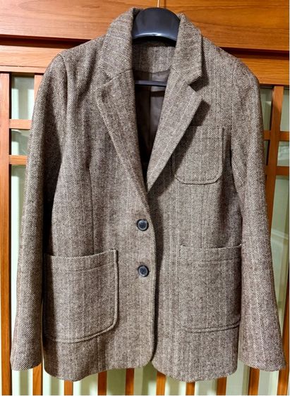 เสื้อแจ็คเก็ตสูทกันหนาว ลายก้างปลาเป็นเสื้อผ้าสไตล์คลาสสิกที่โดดเด่นด้วยเนื้อผ้าที่มีความละเอียดสูงและคัตติ้งที่ประณีต