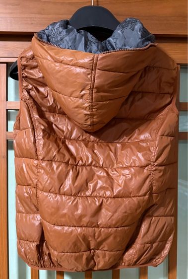 เสื้อกั๊กบุนวมสีน้ำตาล มีฮู้ด สภาพดี ตัดป้ายออก ใส่ได้ทั้งหญิงและชาย รูปที่ 3