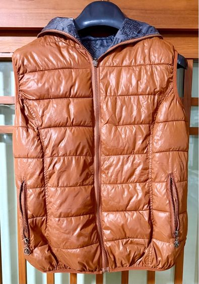 เสื้อกั๊กบุนวมสีน้ำตาล มีฮู้ด สภาพดี ตัดป้ายออก ใส่ได้ทั้งหญิงและชาย