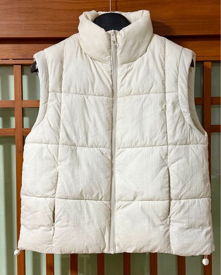 เสื้อกั๊กบุนวมสีขาว แบรนด์ DeFacto แบรนด์เสื้อผ้าและแฟชั่นชั้นนำจากประเทศตุรกี สภาพเหมือนใหม่ ใส่ครั้งเดียว ใส่ได้ทั้งหญิงและชาย รูปที่ 2