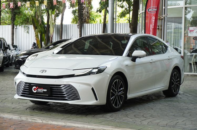 รถ Toyota Camry 2.5 HEV Premium Luxury สี ขาว