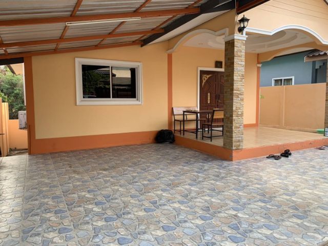 ใช่  บ้านติดวิวเขา หน้าบ้านติดถนน
มีรั้วล้อมรอบบ้าน
 รูปที่ 2