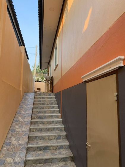 ใช่  บ้านติดวิวเขา หน้าบ้านติดถนน
มีรั้วล้อมรอบบ้าน
 รูปที่ 4