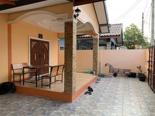  บ้านติดวิวเขา หน้าบ้านติดถนน
มีรั้วล้อมรอบบ้าน

