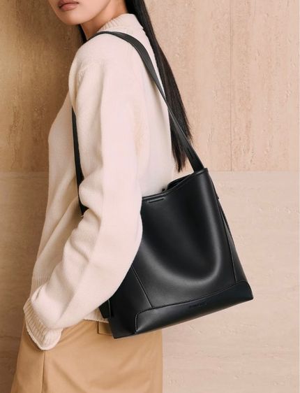 กระเป๋าทรงถัง หนัง PU ปรับเป็นสะพายไหล่หรือสะพายข้างได้ ด้านในเป็นผ้า มีซิป สภาพเหมือนใหม่ ไม่ผ่านการใช้งาน รูปที่ 7