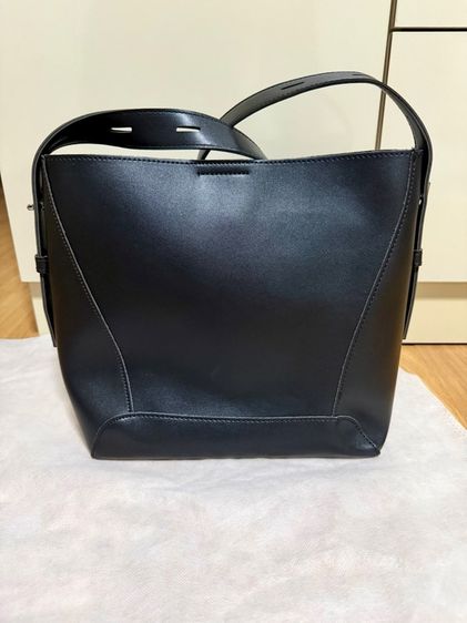 กระเป๋าทรงถัง หนัง PU ปรับเป็นสะพายไหล่หรือสะพายข้างได้ ด้านในเป็นผ้า มีซิป สภาพเหมือนใหม่ ไม่ผ่านการใช้งาน รูปที่ 2