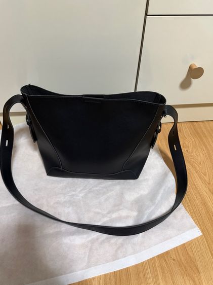 กระเป๋าทรงถัง หนัง PU ปรับเป็นสะพายไหล่หรือสะพายข้างได้ ด้านในเป็นผ้า มีซิป สภาพเหมือนใหม่ ไม่ผ่านการใช้งาน รูปที่ 10