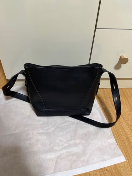 กระเป๋าทรงถัง หนัง PU ปรับเป็นสะพายไหล่หรือสะพายข้างได้ ด้านในเป็นผ้า มีซิป สภาพเหมือนใหม่ ไม่ผ่านการใช้งาน รูปที่ 6