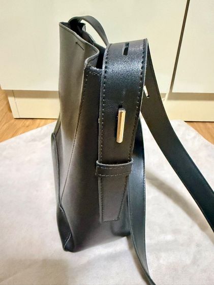 กระเป๋าทรงถัง หนัง PU ปรับเป็นสะพายไหล่หรือสะพายข้างได้ ด้านในเป็นผ้า มีซิป สภาพเหมือนใหม่ ไม่ผ่านการใช้งาน รูปที่ 4