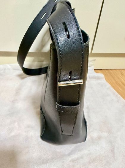 กระเป๋าทรงถัง หนัง PU ปรับเป็นสะพายไหล่หรือสะพายข้างได้ ด้านในเป็นผ้า มีซิป สภาพเหมือนใหม่ ไม่ผ่านการใช้งาน รูปที่ 3