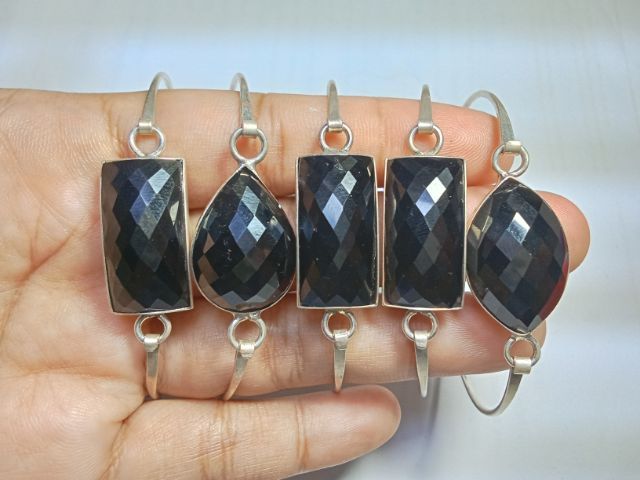 สร้อยข้อมือ กำไลเงินแท้ฝังนิลแท้ปิดหลัง ชิ้นละ 890 บาทส่งฟรี EMS