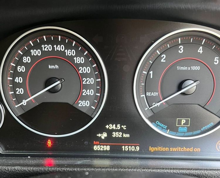 BMW Series 3 2018 330e Sedan ปลั๊กอินไฮบริด (PHEV) ไม่ติดแก๊ส เกียร์อัตโนมัติ ขาว รูปที่ 4