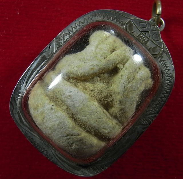 พระปิดตาล้มลุกเนื้อผงปูนเสก หรือพระปิดตาพุทโธ(เลี่ยมเงิน) คุณแม่ชีบุญเรือน โตงบุญเติม ปี ๒๔๙๔ 
  รูปที่ 5