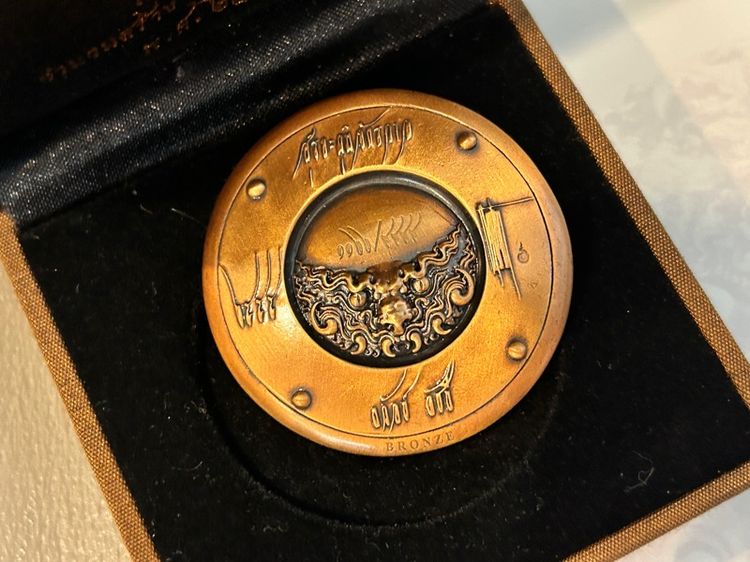 2เหรียญ เลขเดียวกัน เหรียญสุริยะภูมิจักรวาล อ. ถวัลย์ ดัชนี บ้านดำ เหรียญ Silver เนื้อเงินแท้ Bronze บรอนซ์ รูปที่ 8