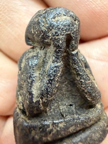 ❌ปิดเเล้ว❌พระปิดตาพิมพ์ปั้นหลวงพ่อแก้ววัดเครือวัลย์เนื้อผงคลุกรักษ์ผิวหิ้งเเห้งๆเดิมๆยุบยับย่นตามกาลเวลาอายุพระ150ปีมือใหญ่เห็นได้เรื่อง