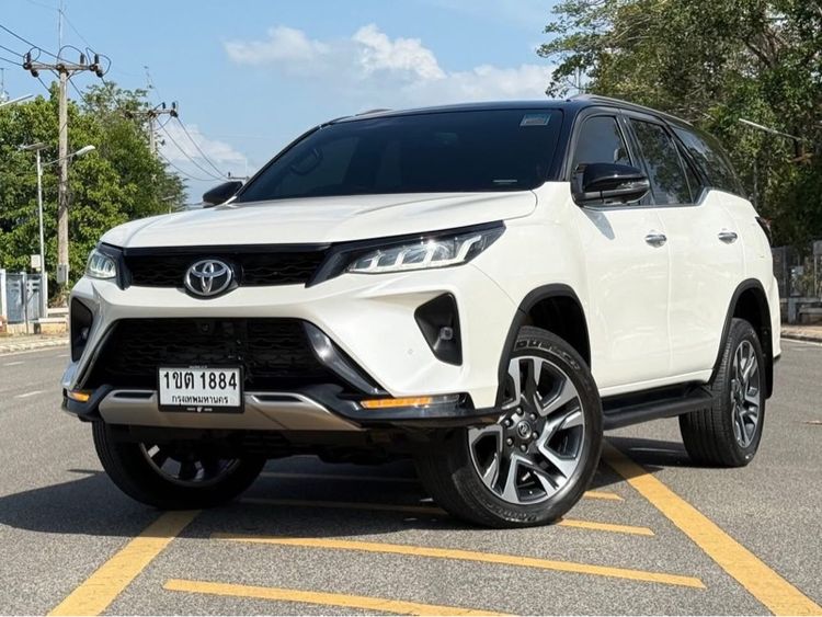 รถ Toyota Fortuner 2.4 Legender สี ขาว