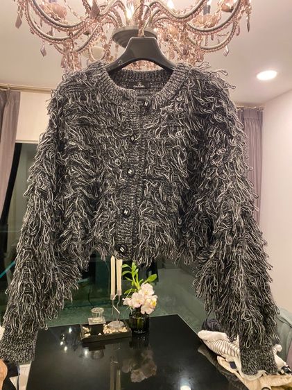 ชาแนล เสื้อแขนยาว สภาพใหม่เอี่ยม 