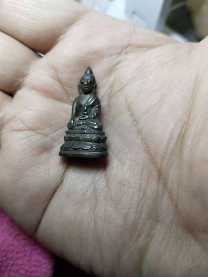 พระกริ่งไม่ทราบที่เนื้อนวะมีจารใต้ฐาน