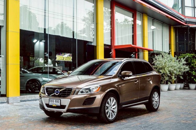 รถ Volvo XC60 2.0 D4 สี น้ำตาล