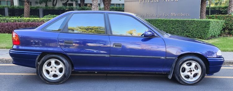 Opel Astra 1996 รุ่นย่อยอื่นๆ Sedan เบนซิน เกียร์ธรรมดา น้ำเงิน รูปที่ 2