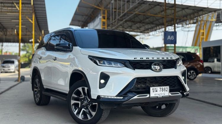 รถ Toyota Fortuner 2.4 Legender Black Top 4WD สี ขาว