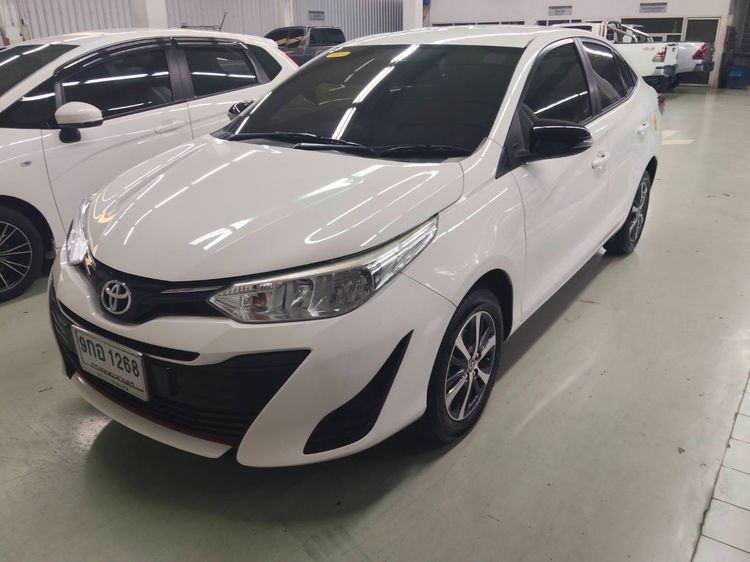 รถ Toyota Yaris ATIV 1.2 Mid สี ขาว