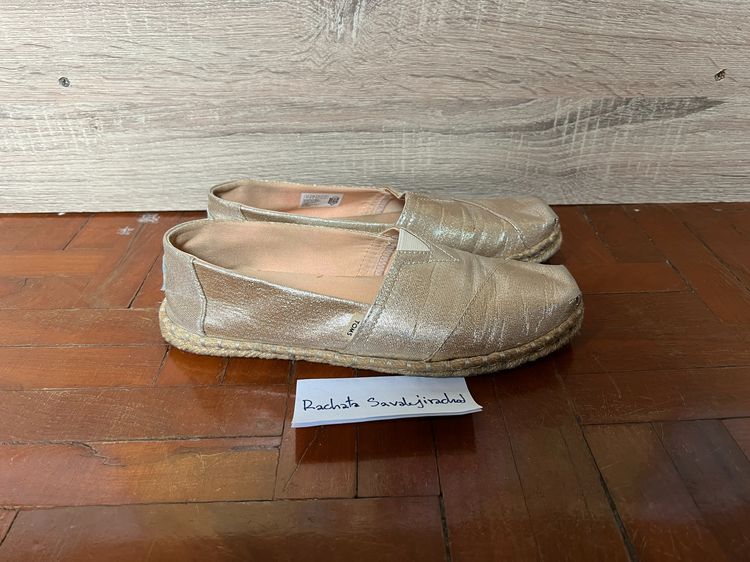 อื่นๆ รองเท้าส้นแบน ผ้าใบ UK 5 | EU 38 | US 6.5 ขายรองเท้า TOMS Slip-on สีดำ และ ทอง WMN 7