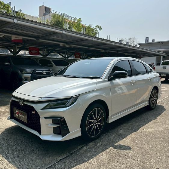 Toyota Yaris ATIV 2025 1.5 HEV GR SPORT Sedan ไฮบริด ไม่ติดแก๊ส เกียร์อัตโนมัติ ขาว รูปที่ 3