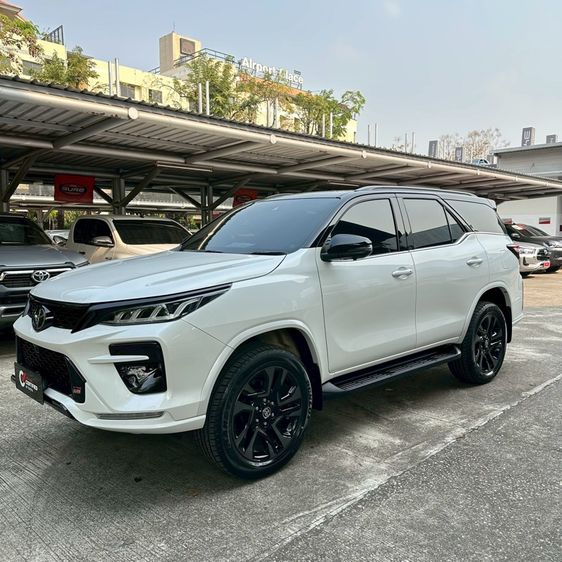 Toyota Fortuner 2025 2.8 GR Sport Sport Black Top 4WD Utility-car ดีเซล ไม่ติดแก๊ส เกียร์อัตโนมัติ ขาว รูปที่ 2