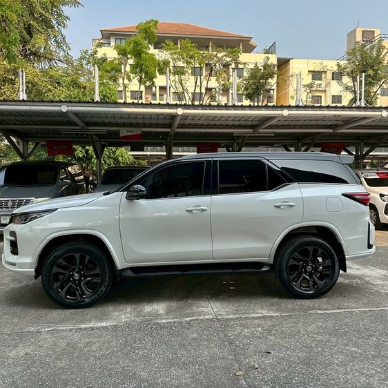 Toyota Fortuner 2025 2.8 GR Sport Sport Black Top 4WD Utility-car ดีเซล ไม่ติดแก๊ส เกียร์อัตโนมัติ ขาว รูปที่ 4