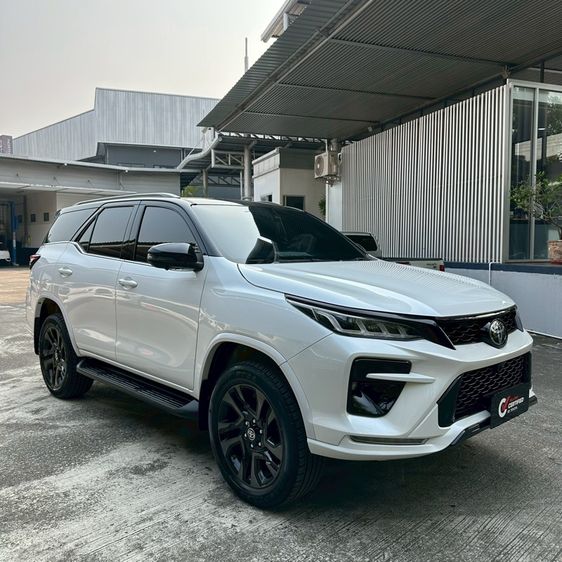 รถ Toyota Fortuner 2.8 GR Sport Sport Black Top 4WD สี ขาว