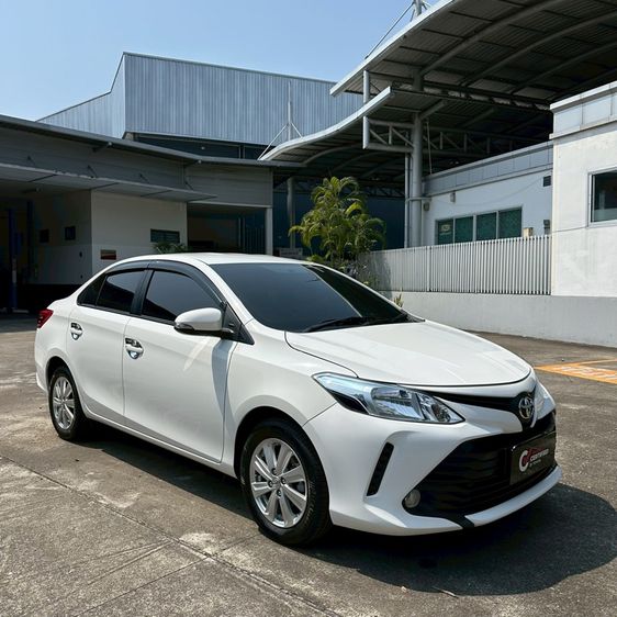 รถ Toyota Vios 1.5 J สี ขาว