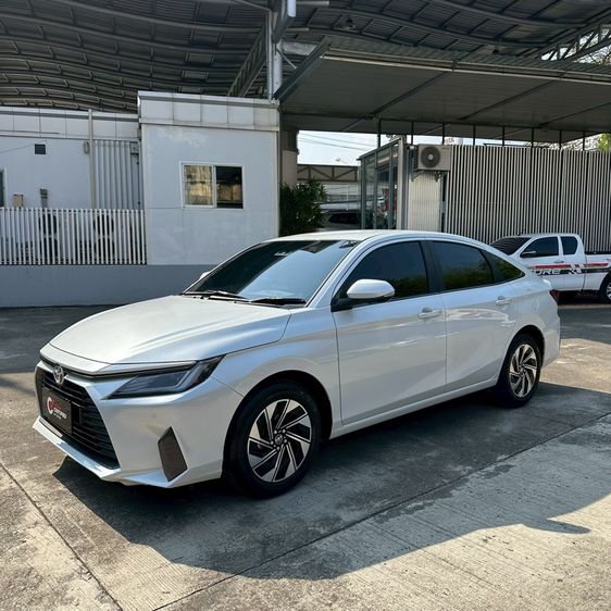 Toyota Yaris ATIV 2025 1.5 HEV Premium Sedan เบนซิน ไม่ติดแก๊ส เกียร์อัตโนมัติ ขาว รูปที่ 3