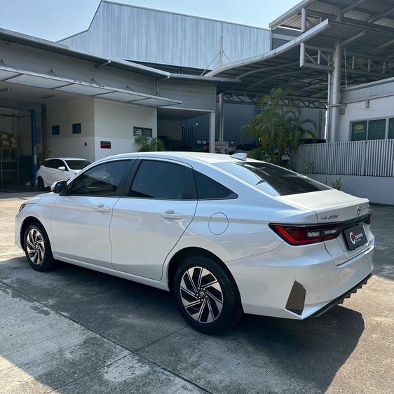 Toyota Yaris ATIV 2025 1.5 HEV Premium Sedan เบนซิน ไม่ติดแก๊ส เกียร์อัตโนมัติ ขาว รูปที่ 4